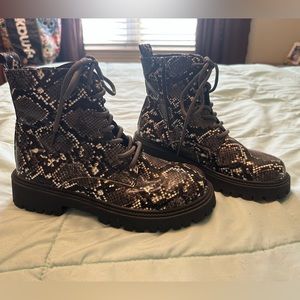 Sneak skin print combat boots